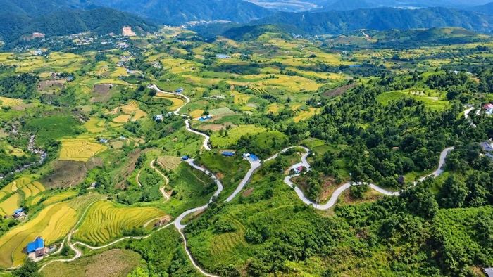 Đường lên bản Lao Chải 1 uốn lượn như dải lụa trắng giữa núi rừng Tây Bắc hùng vĩ.