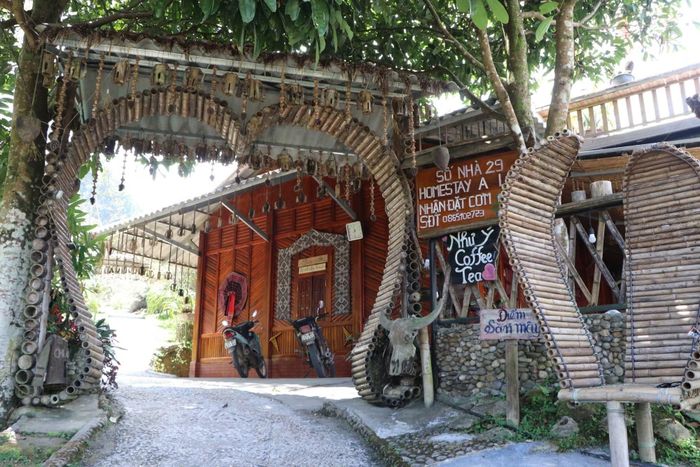 Bản Lao Chải 1 có khoảng 45 hộ người Mông sinh sống. Nhiều hộ dân trong bản đã làm homestay, kinh doanh dịch vụ lưu trú và ăn uống.