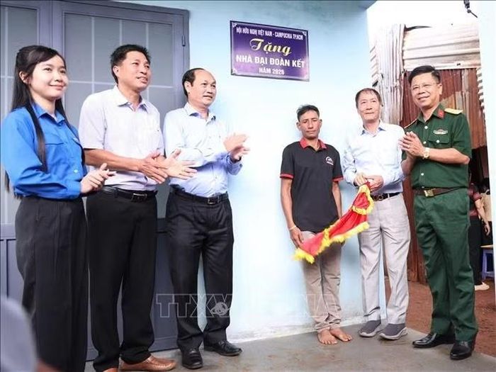 Khánh thành, bàn giao căn nhà “Đại đoàn kết” cho hộ gia đình có hoàn cảnh khó khăn.