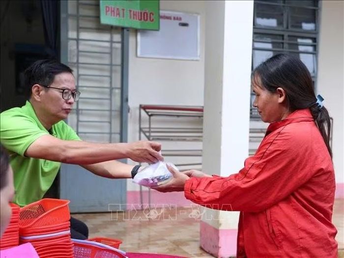 Phát thuốc miễn phí cho người dân vùng biên Bù Gia Mập.