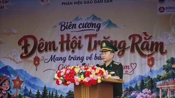 Đại tá Nguyễn Quang Tùng, Chính ủy BĐBP Lào Cai, phát biểu tại chương trình "Biên cương - Đêm hội trăng rằm". Ảnh: TTXVN phát