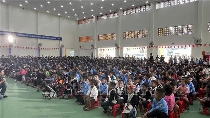 Học sinh dân tộc thiểu số tham dự chương trình "Biên cương – Đêm hội trăng rằm". Ảnh: TTXVN phát