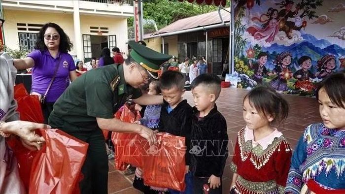 Bộ đội Biên phòng (BĐBP) tỉnh Lào Cai tặng quà cho học sinh tại điểm trường Dào Dần Sán, xã Si Ma Cai. Ảnh: TTXVN phát