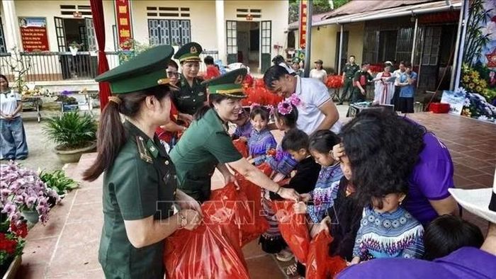 Hội Phụ nữ BĐBP Lào Cai tặng quà cho học sinh trong chương trình "Biên cương – Đêm hội trăng rằm" năm 2026. Ảnh: TTXVN phát