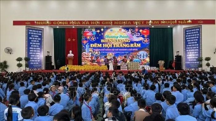 Đêm hội "Biên cương – Đêm hội trăng rằm" tại Trường tiểu học và Trung học cơ sở bán trú xã A Mú Sung (Lào Cai). Ảnh: TTXVN phát