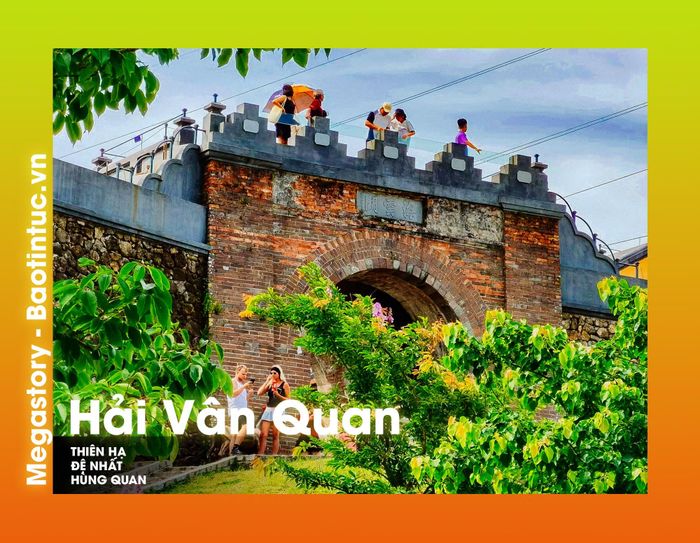 Cửa với ba chữ "Hải Vân Quan" được phục dựng, trả lại vẻ uy nghi cho cổng thành lịch sử.