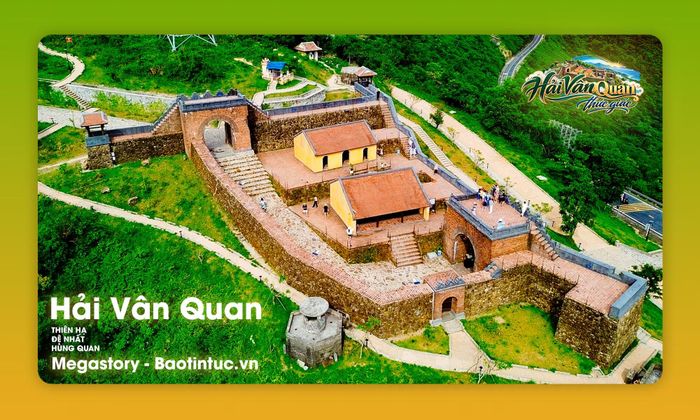 Công trình (trước khi trùng tu) được xây dựng vào năm Minh Mạng thứ 7 (1826), ở độ cao 490m. Mục đích là kiểm soát tuyến đường bộ Bắc - Nam và vịnh Đà Nẵng. Hải Vân Quan cũng là cụm phòng thủ quân sự quan trọng của Kinh đô Huế.