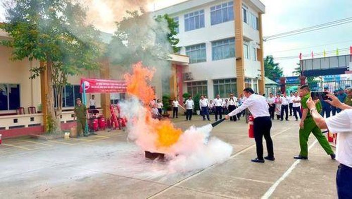 Ban quản lý, ban quản trị cần thường xuyên tuyên truyền kiến thức PCCC, hướng dẫn kỹ năng thoát nạn và tổ chức thực tập phương án chữa cháy, cứu nạn, cứu hộ cho cư dân. Ảnh báo Nhân Dân.