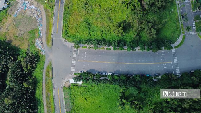 Điểm cuối đường Nguyễn Cơ Thạch, khu Thủ Thiêm (Tp.Thủ Đức cũ) là nơi bắt đầu của cầu Thủ Thiêm 4, dẫn ra đường Mai Chí Thọ, kết nối đi Cao tốc Tp.HCM - Long Thành - Dầu Giây và sau này sẽ có tuyến đường sắt Thủ Thiêm - Long Thành.