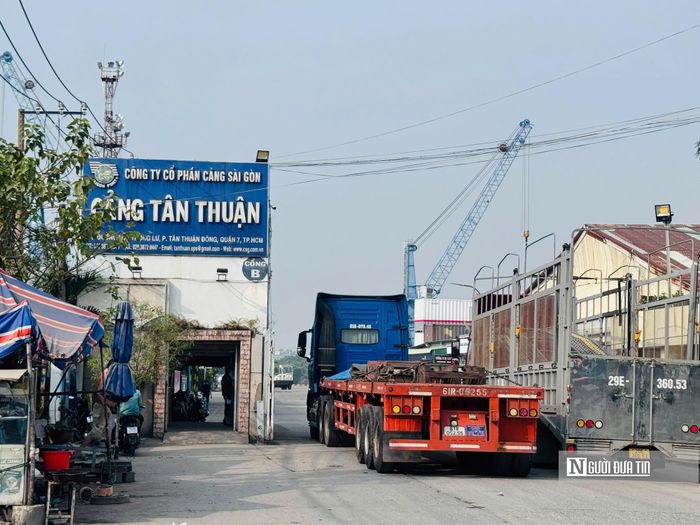 Cầu Thủ Thiêm 4 sẽ đi qua khu vực Cảng Tân Thuận, đây là một trong những cảng có lưu lượng phương tiện vận tải cao.