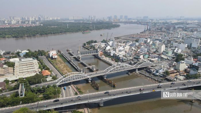 Phía khu Nam, cầu Thủ Thiêm 4 bắt đầu tại đường Nguyễn Văn Linh, khu vực giao cầu Tân Thuận 2, thuộc phường Tân Thuận. Đây là khu vực có vai trò kết nối nhiều tuyến giao thông quan trọng của khu Nam Tp.HCM.