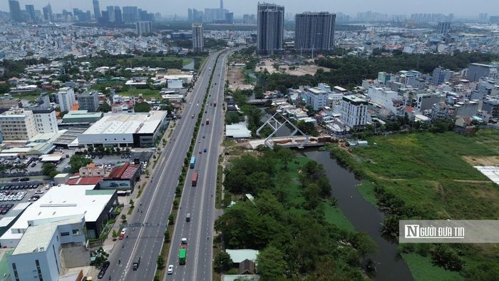 Phía đường Nguyễn Văn Linh, công trình được thiết kế với hệ thống cầu dẫn và các kết nối nhánh, tổ chức giao thông với những trục hiện hữu như: Nguyễn Văn Linh, Huỳnh Tấn Phát, cầu Tân Thuận 2 và Nguyễn Tất Thành. (Trong ảnh là điểm đầu trục Đại lộ Nguyễn Văn Linh sẽ kết nối từ khu vực Thủ Thiêm qua).