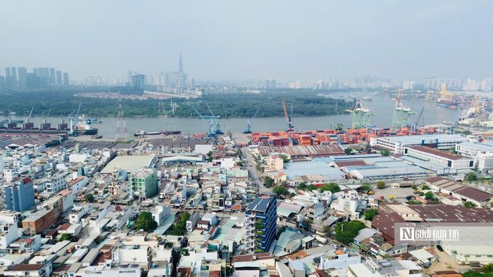 Khi hoàn thành, cầu sẽ tạo thêm một hướng lưu thông trực tiếp từ khu Nam vượt sông Sài Gòn sang Thủ Thiêm, thay vì phải phụ thuộc vào các tuyến đường khác. Trong ảnh từ phía Quận 7 cũ hướng về Thủ Thiêm, tuyến cầu sẽ được xây dựng kết nối đôi bờ từ khu Đông sang khu Nam Tp.HCM.