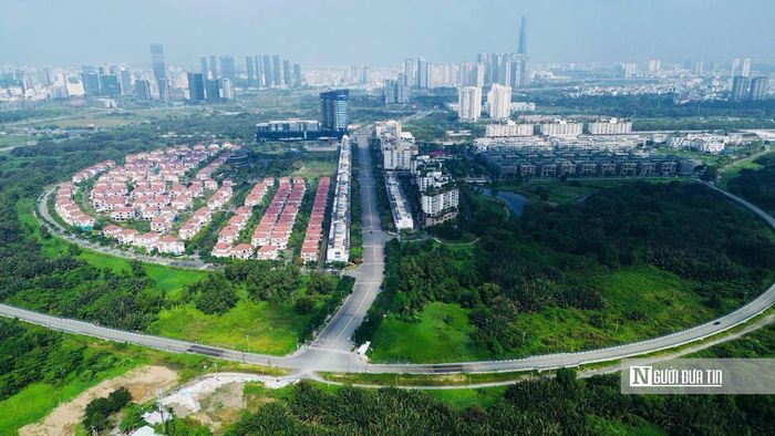 Ở phía Thủ Thiêm, cầu Thủ Thiêm 4 nối với đường Nguyễn Cơ Thạch, thuộc phường An Khánh. Đây là một trong những trục đường quan trọng ở Khu đô thị mới Thủ Thiêm, giúp công trình tiếp cận trực tiếp mạng lưới giao thông của khu đô thị này.