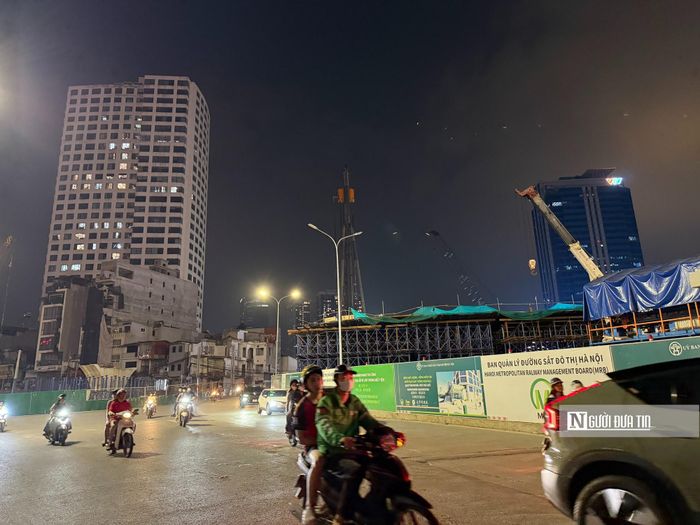 Để hạn chế ảnh hưởng đến việc đi lại của người dân, trong phạm vi rào chắn, đơn vị thi công sẽ tổ chức thi công cuốn chiếu từng phân đoạn dài từ 30 đến 50m trên một nửa mặt đường hiện trạng. Chỉ sau khi hoàn thành, hoàn trả mặt đường và bảo đảm an toàn cho người tham gia giao thông mới chuyển sang thi công phân đoạn tiếp theo.