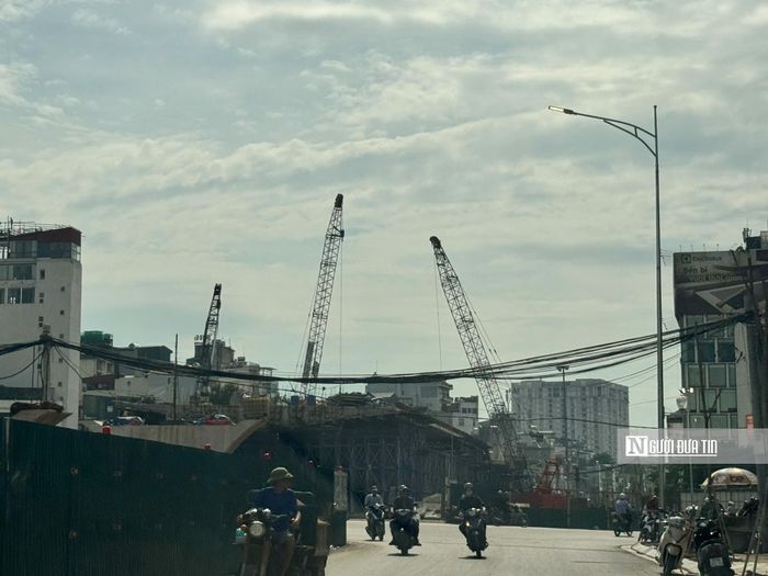  Phương tiện phục vụ thi công chỉ được lưu thông trên đường bộ đang khai thác trong khoảng thời gian từ 22 giờ hôm trước đến 5 giờ sáng hôm sau; trước 5 giờ sáng phải di dời toàn bộ máy móc, vật tư vào bên trong phạm vi rào chắn để bảo đảm an toàn giao thông.