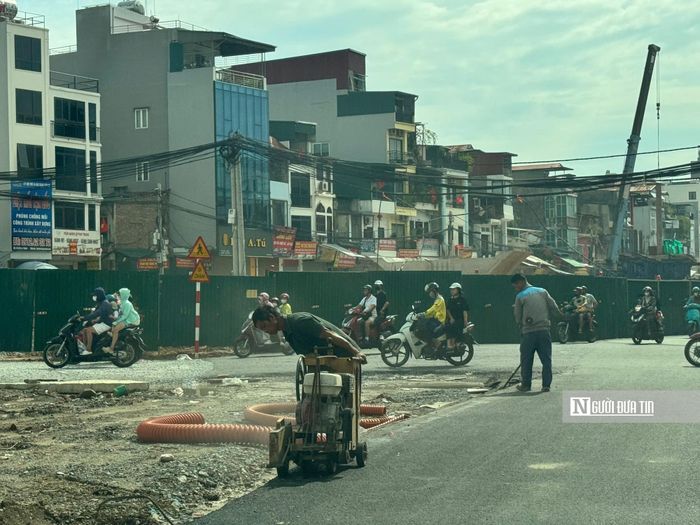 Cùng với tổ chức thi công, chủ đầu tư và các nhà thầu được yêu cầu thực hiện các biện pháp bảo đảm vệ sinh môi trường như lắp đặt hệ thống phun sương giảm bụi, che chắn khu vực thi công và thường xuyên tưới ẩm.