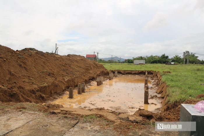 Hiện có 1 hộ dân đã tiến hành đổ móng nhà ở dự án xây dựng hạ tầng khu tái định cư di dân khẩn cấp xã Hưng Hòa. 