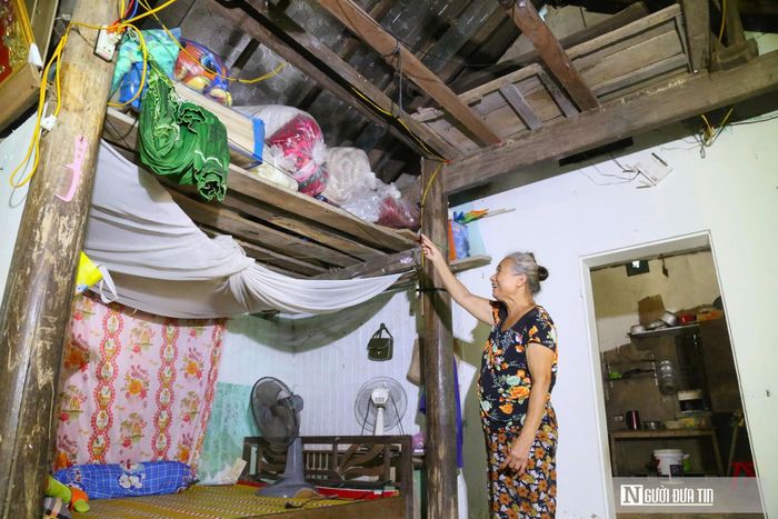 Người dân kê cao tài sản khi mùa mưa lũ về. 