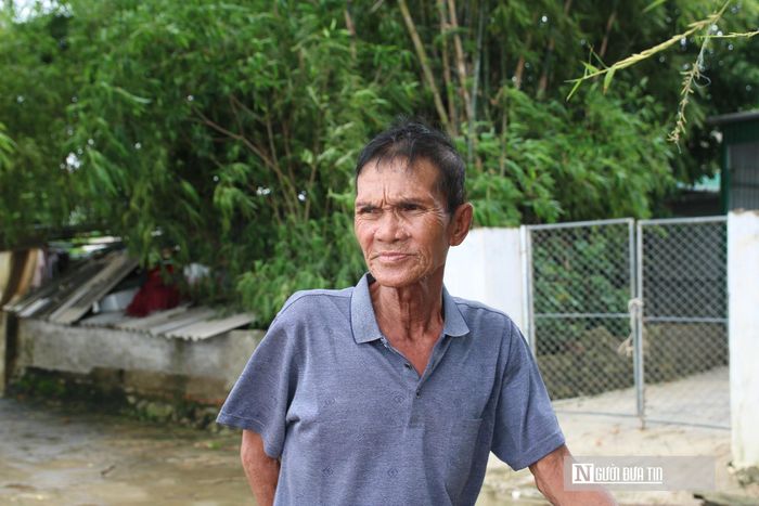 Ông Nguyễn Văn Nghĩa lo lắng khi mùa lũ đã đến. 