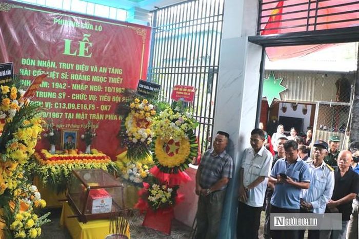 Nhân dân địa phương và thân nhân dâng hương kính viếng anh linh liệt sĩ Hoàng Ngọc Thiết tại lễ truy điệu ở quê nhà.