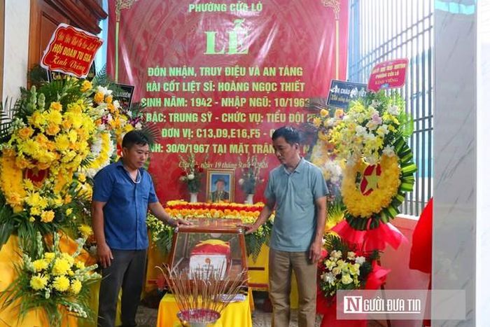 Giây phút bịn rịn, nghẹn ngào của người thân bên linh cữu trong ngày đoàn tụ sau nửa thế kỷ.