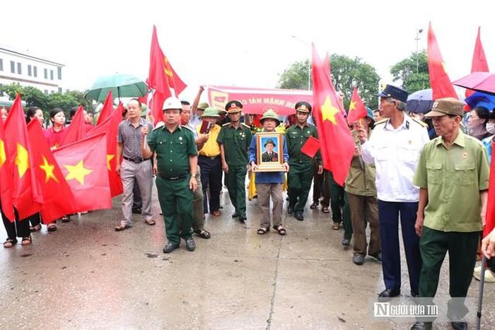 Hàng trăm người dân đội mưa đón liệt sĩ Hoàng Ngọc Thiết trở về đất mẹ sau gần 60 năm đằng đẵng xa cách.
