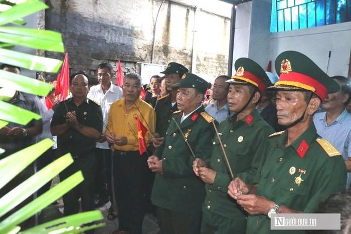Các cựu chiến binh dâng nén hương thơm, nghẹn ngào đón người đồng đội Hoàng Ngọc Thiết trở về sau nửa thế kỷ.