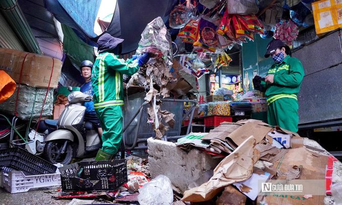 Sau trận mưa, công nhân môi trường đô thị đã được huy động đến chợ Vinh để thu gom lượng lớn rác thải, hàng hóa hư hỏng sau ngập. Các đống rác được tập kết để vận chuyển ra ngoài, trả lại lối đi cho tiểu thương.