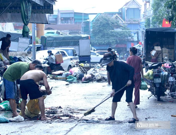 Việc tự giác dọn dẹp này giúp giảm bớt khối lượng rác tồn đọng xung quanh chợ, đồng thời hỗ trợ các lực lượng chức năng trong việc khôi phục lại không gian mua bán và lối đi lại thông thoáng cho người dân.