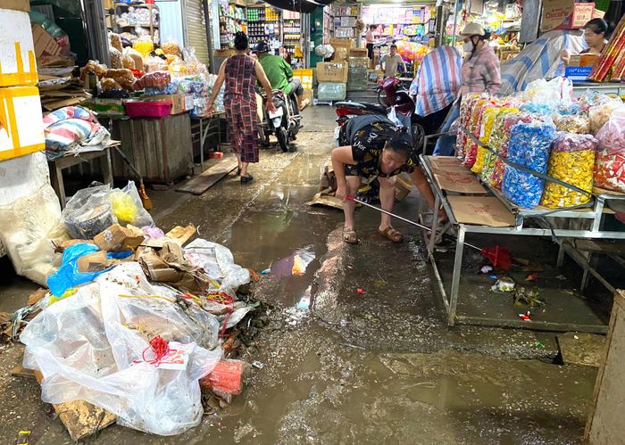 Theo người dân nơi đây, nhờ thời điểm nước dâng xảy ra vào ban ngày nên thiệt hại về tài sản đã được giảm thiểu đáng kể. Bà Lê Thị Bình - tiểu thương chợ Vinh chia sẻ: “Cũng may lúc trời đổ lượng mưa lớn nước dâng buổi sáng. Lúc đó các tiểu thương đều đang ở chợ nên khi thấy nước lên, mọi người khẩn trương dọn hàng, kê lên cao và giảm được thiệt hại. Chứ mưa vào ban đêm thì chúng tôi trắng tay rồi, không kịp xoay xở. Để sớm ổn định việc buôn bán người dân cùng nhau dọn dẹp rác thành cụm giúp công nhân dễ dàng thu gom”.