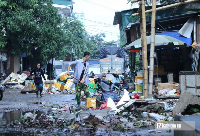 Tại khu vực chợ Vinh, dọc các tuyến đường xung quanh, rác thải, bao bì và các loại vật dụng bị nước cuốn trôi hiện đang tích tụ thành từng cụm, có những vị trí làm ảnh hưởng đến lối đi lại của người dân.