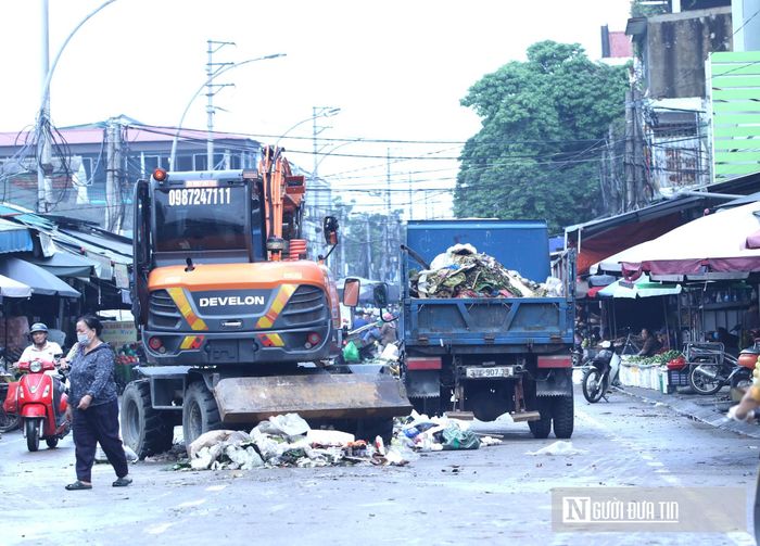 Ông Nguyễn Hữu Đắc - Trưởng ban quản lý chợ Vinh - cho biết, ban quản lý đã chủ động triển khai các phương án ứng phó với ngập lụt, đồng thời tăng cường máy bơm để tiêu thoát nước khi mưa lớn. Sau trận mưa đặc biệt lớn, ban quản lý chợ tiếp tục phối hợp với các lực lượng chức năng và công nhân môi trường để dọn dẹp, vệ sinh toàn bộ khu vực chợ.