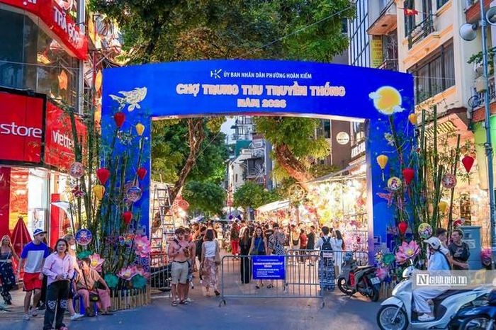 Chợ Trung thu truyền thống trên phố Hàng Mã từ lâu đã trở thành điểm hẹn quen thuộc mỗi dịp Rằm tháng Tám.
