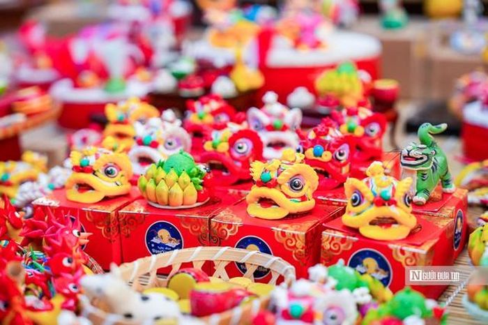 Điểm đáng chú ý của chợ Trung thu năm nay là sự kết hợp giữa hoạt động thương mại với mục tiêu bảo tồn giá trị văn hóa.