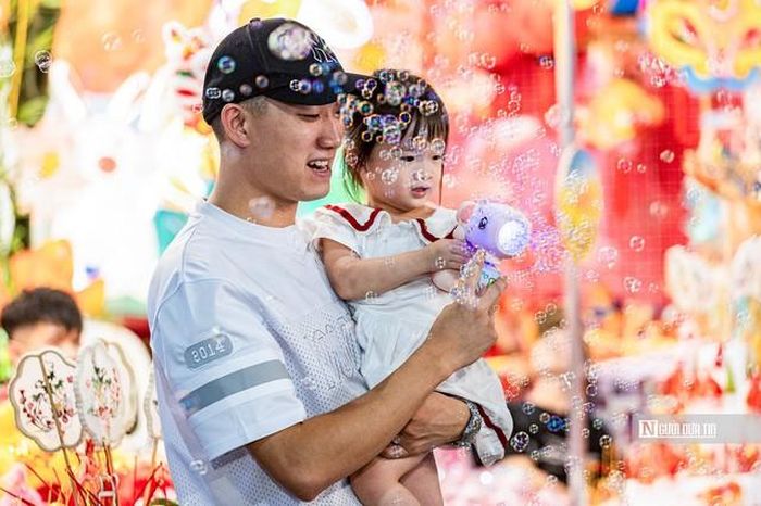 Các em nhỏ thích thú, trải nghiệm và vui chơi tại chợ Trung thu truyền thống phố cổ.