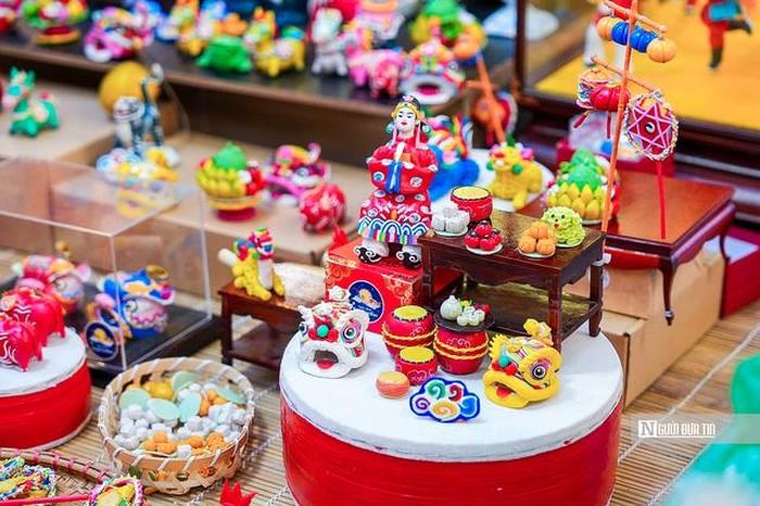 Đại diện UBND phường Hoàn Kiếm cho biết, năm nay các gian hàng được bố trí dọc hai bên tuyến phố Hàng Mã từ ngã tư Hàng Mã - Hàng Đường đến ngã tư Hàng Mã - Hàng Cót, tạo không gian để người dân và du khách tham quan, mua sắm và trải nghiệm.