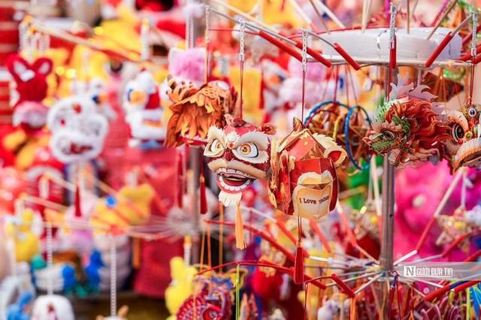 Các sản phẩm được giới thiệu gồm đồ chơi, đồ trang trí Trung thu, sản phẩm nghề thủ công truyền thống, bánh Trung thu và những mặt hàng phù hợp với bản sắc văn hóa dân tộc.