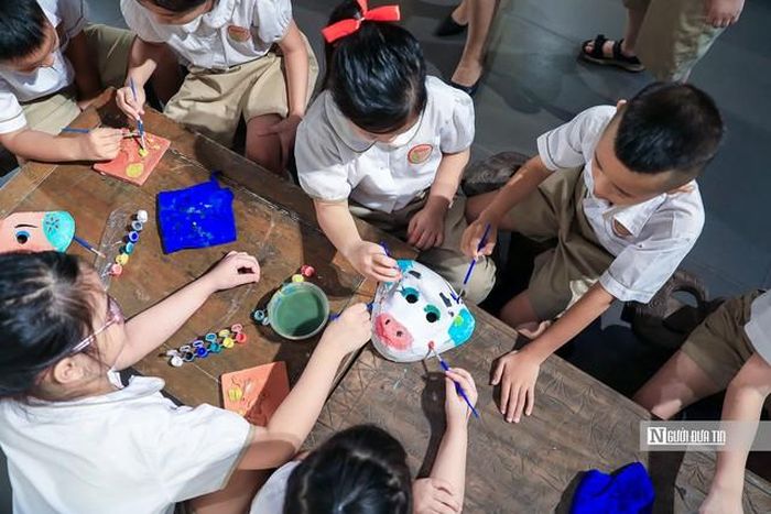 Tại Trung tâm Giao lưu Văn hóa Phố cổ Hà Nội, số 50 Đào Duy Từ (phường Hoàn Kiếm), các em nhỏ được tìm hiểu, trải nghiệm làm đồ chơi Trung thu truyền thống dịp Tết Trung thu.