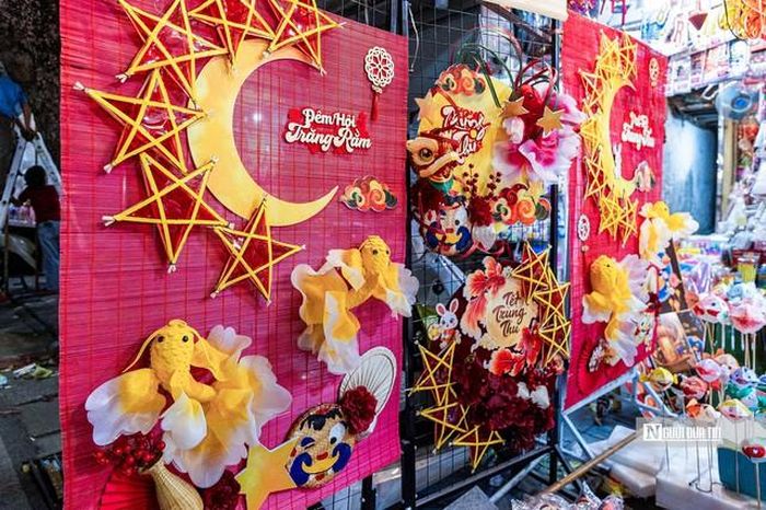 Đây không chỉ là nơi mua bán, mà còn là không gian để các thế hệ gặp nhau trong một sinh hoạt văn hóa đã được hình thành, gìn giữ và bồi đắp qua thời gian.
