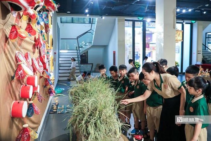 Đến với không gian trưng bày, công chúng và các em nhỏ như được trở về với cội nguồn văn hóa nông nghiệp lúa nước - nền tảng hình thành nên nhiều phong tục, lễ hội dân gian và đời sống tinh thần của người Việt.