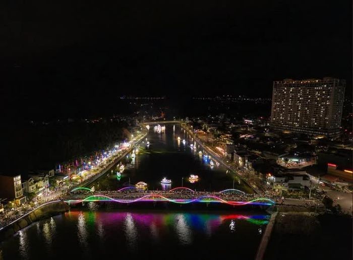 Lễ hội “Sắc màu Hà Thanh - Rạng rỡ đôi bờ” năm 2026 đã thu hút được sự quan tâm của đông đảo quần chúng nhân dân.