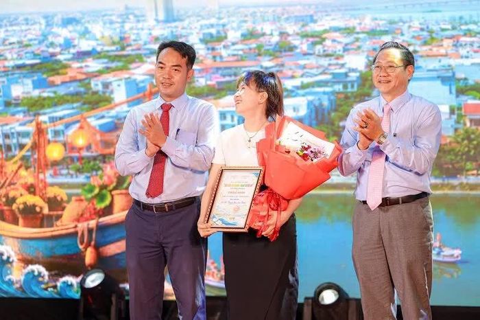 Lãnh đạo phường Quy Nhơn Đông trao giải Ba cho thuyền hoa mang chủ đề "Tinh hoa làng nghề truyền thống" của đơn vị Quy Nhơn Đông.