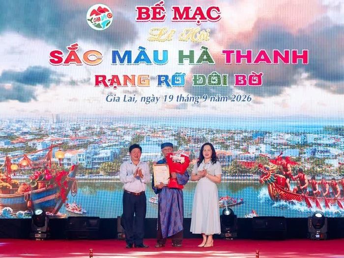Lãnh đạo phường Quy Nhơn trao giải Nhất hội thi “Thuyền hoa Hà Thanh” cho thuyền hoa chủ đề "Đức thánh Trần - Hào khí non sông" của đơn vị Quy Nhơn.