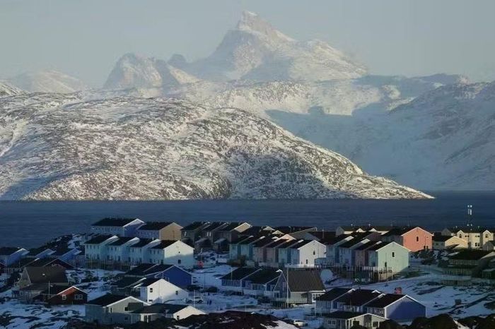 Các tòa nhà chung cư hiện lên giữa khung cảnh tuyết phủ ở Nuuk, Greenland, ngày 25/1. Ảnh: Getty.