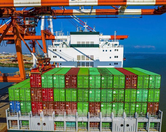 Cảnh xếp dỡ container tại cảng biển Quy Nhơn, một trong 2 cổng kết nối quốc tế của tỉnh Gia Lai, tạo nên luồng lưu thông hàng hóa liên tục, thông suốt. Ảnh: Kha Phạm - TTXVN