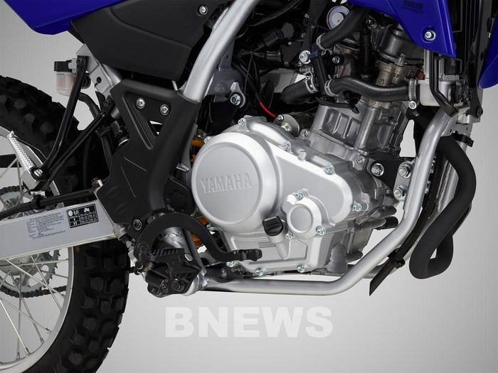 Sức mạnh của Yamaha WR155R cho công suất tối đa 12,3 kW tại 10.000 vòng/phút và mô-men xoắn cực đại 14,3 Nm tại 6.500 vòng/phút, hỗ trợ khả năng tăng tốc và kiểm soát xe trong nhiều điều kiện.
