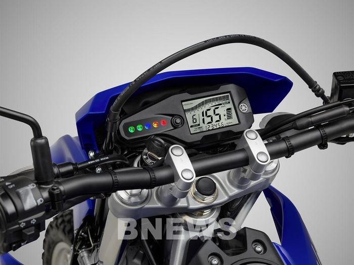 Yamaha WR155R được trang bị màn hình LCD đa chức năng, hiển thị tốc độ, vòng tua, quãng đường (odo), hành trình, mức nhiên liệu, mức tiêu thụ nhiên liệu tức thời và trung bình, đồng hồ, vị trí số và trạng thái VVA trên giao diện nhỏ gọn, dễ quan sát.