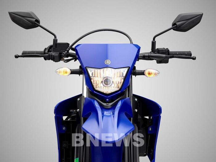 Để nâng cao trải nghiệm lái, WR155R được trang bị hàng loạt chi tiết nhằm hỗ trợ khả năng kiểm soát, độ ổn định và sự thuận tiện cho người lái. Xe còn được trang bị đèn Hazard hỗ trợ cảnh báo cho các phương tiện khác trong những tình huống cần thiết.