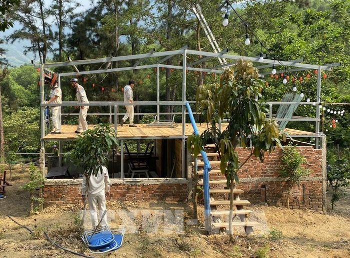 Lực lượng chức năng phường Hòa Hiệp Bắc cưỡng chế các công trình trái phép trên đất rừng giao khoán, tại khu sinh thái Thủy Vân Sơn 2 (Đà Nẵng). Ảnh minh họa: TTXVN phát